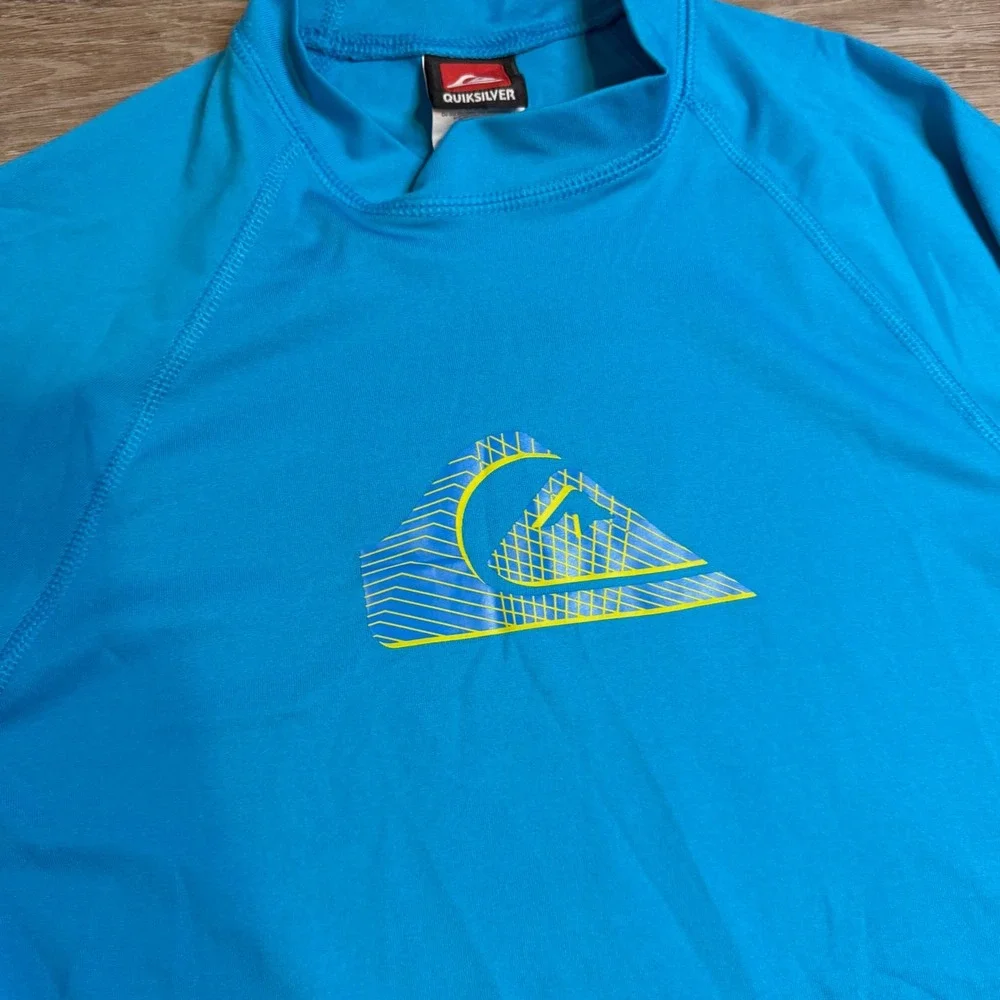 Quiksilver Mens Rash Guard Short Sleeve Blue Graphic Logo Swim Shirt Large